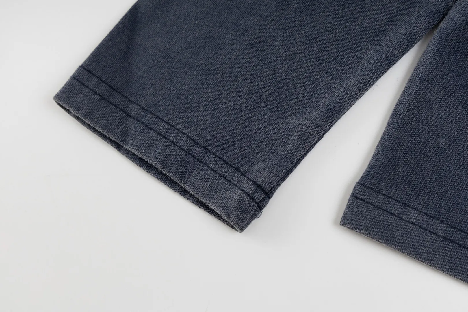 P196 #R85 Ralph Lauren washed heavy brushed distressed henley stand-up collar open chest long-sleeved bottoming shirt thin sweatshirt fabric 100% Xinjiang long-staple cotton, imported embroidered logo on the chest custom threaded collar, classic embroidery, the highest version, suitable for business and leisure daily use! 🌘3-button placket, laser logo pearlescent resin buttons, cuffs and hem are double-stitched, different from the currency version. Washed and distressed, sand-washed and stir-fried. Color: White, Black, Navy Blue, Army Green, Gray Size: S M L XL Length: 69/70/72/75 Bust: 102/108/116/124 Shoulder width: 43/45/47/49 Recommended weight: 100-120/120-140/140-160/160-180 pounds